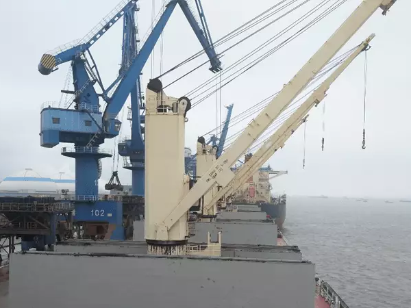 克令吊在安裝過程中如何保護(hù)周圍環(huán)境和設(shè)施？