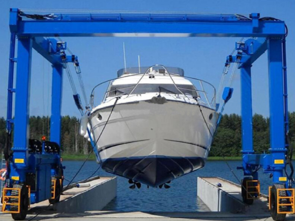 游艇吊的吊裝風(fēng)險(xiǎn)：游艇吊裝過(guò)程中可能遇到哪些風(fēng)險(xiǎn)和問(wèn)題？